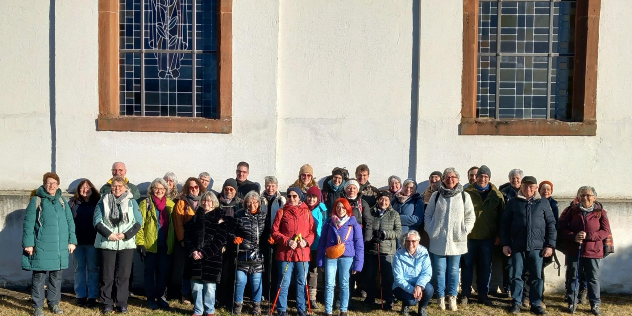 Teilnehmende des Hoffnungsschimmers unterwegs auf dem Hoffnungsweg